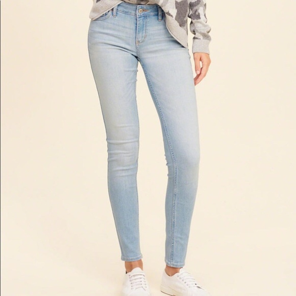 SOLD Hollister // Light Wash Skinny Jeans 🦋